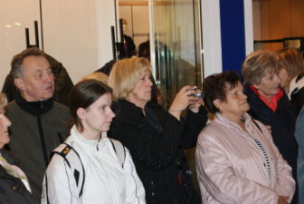 Brigitte Richter (mit Fotoapparat) von der Kreissparkasse Bautzen