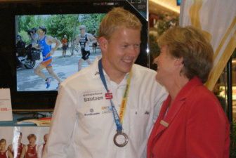 Maik Petzold begrüßt Renate Bohot von der Kreissparkasse Bautzen