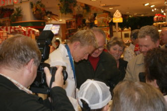 Maik Petzold gibt Autogramme - Uwe Warmuth