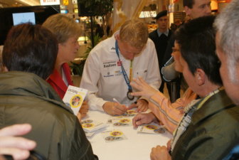 Maik Petzold gibt Autogramme - Uwe Warmuth