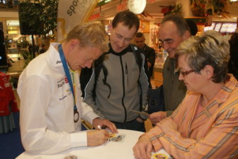 Maik Petzold gibt Autogramme - Uwe Warmuth