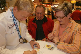 Maik Petzold gibt Elke Bauch von der Kreissparkasse Bautzen ein Spezialautogramm