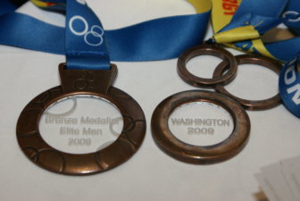 Die Bronzemedaillen: Links WM-Serie, rechts vom Rennen in Washington