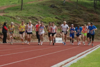 13.05.2010: 1.5000 m (Uwe Warmuth [40], rotes Hemd) - Kay Schmarsow