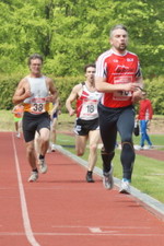 13.05.2010: 1.5000 m (Uwe Warmuth [40], rotes Hemd) - Kay Schmarsow