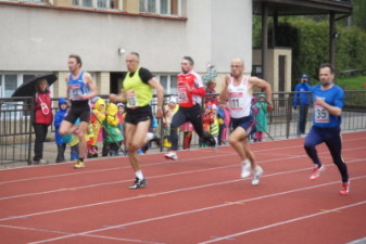 14.05.2010: 100 m (Uwe Warmuth [40], rotes Hemd) - Nadine Warmuth