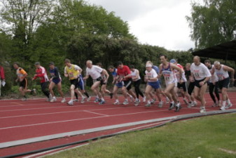 15.05.2010: 5.000 m (Uwe Warmuth [40], 2. von links) - Kay Schmarsow