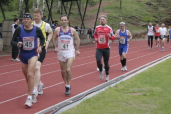 15.05.2010: 5.000 m (Uwe Warmuth [40], rotes Hemd) - Kay Schmarsow