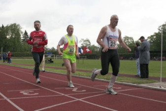 15.05.2010: 1.000 m (Uwe Warmuth [40], rotes Hemd) - Kay Schmarsow