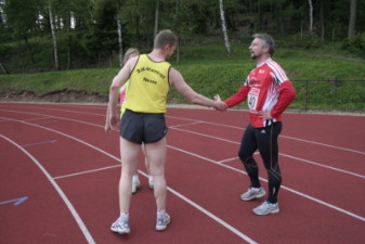 15.05.2010: 1.000 m (Uwe Warmuth [40], rotes Hemd) - Kay Schmarsow