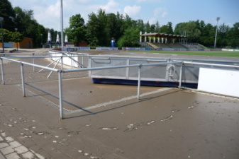 08.08.2010: Hochsprunganlage ist ca. 30 m geschwommen