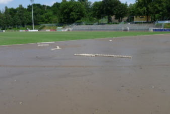 08.08.2010: Hier gehört die Hochsprunganlage hin