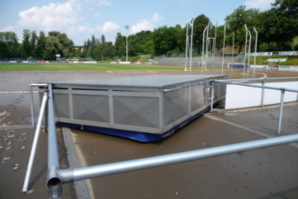 08.08.2010: Hochsprunganlage ist ca. 30 m geschwommen