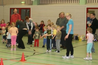 Weihnachtsmann besucht die Vorschulkinder