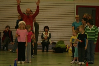 Weihnachtsmann besucht die Vorschulkinder