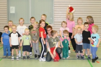 Weihnachtsmann besucht die Vorschulkinder