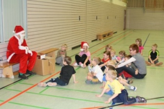 Weihnachtsmann besucht die Vorschulkinder
