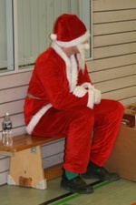 Weihnachtsmann besucht die Vorschulkinder