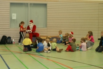 Weihnachtsmann besucht die Vorschulkinder