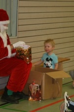 Weihnachtsmann besucht die Vorschulkinder
