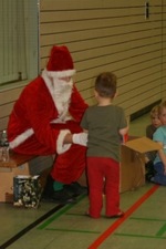 Weihnachtsmann besucht die Vorschulkinder