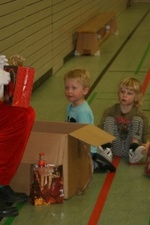 Weihnachtsmann besucht die Vorschulkinder