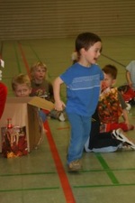 Weihnachtsmann besucht die Vorschulkinder