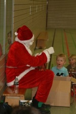 Weihnachtsmann besucht die Vorschulkinder