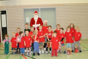 Weihnachtsmann besucht die Vorschulkinder
