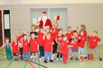 Weihnachtsmann besucht die Vorschulkinder