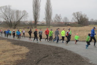 23.12.2016 Weihnachtslauf Reini läuft vorne weg - Bautzener Triathlon-Freunde