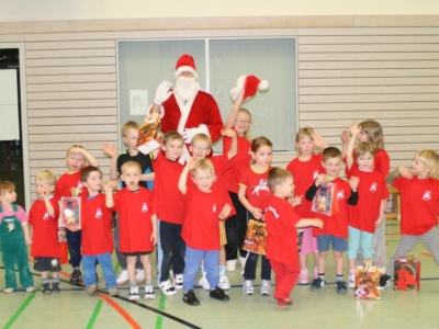 Weihnachtsmann besucht die Vorschulkinder